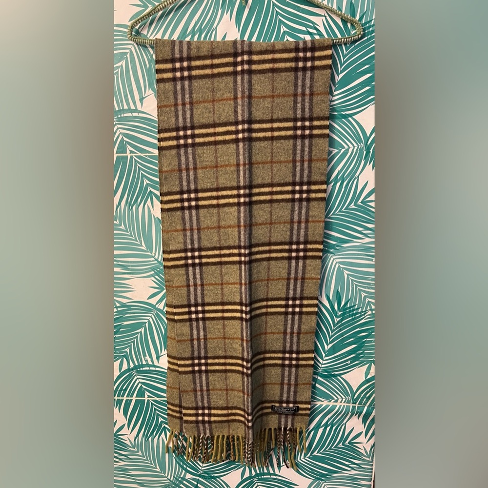 Vintage Burberry 100% lamb wool scarf made in England Green nova check